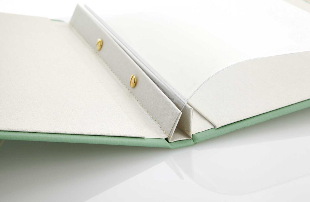 Speisekarte aus Designleder in Grün mit Schraubleiste mit Normlochung und Medici Spiegeln in Weiß innen