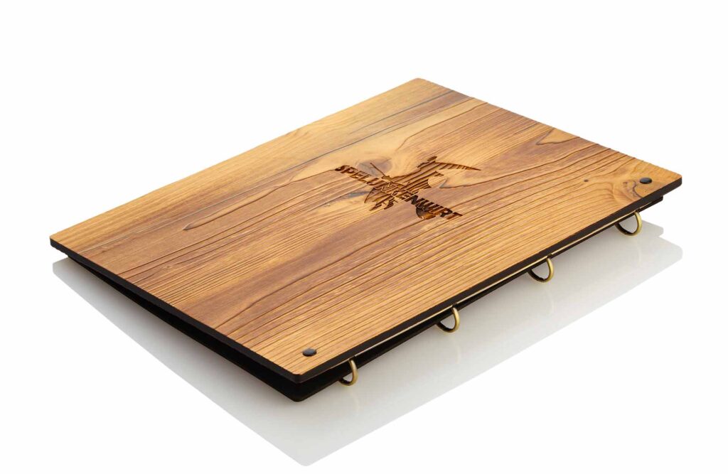 Menuboard aus Holz mit Ringmechanik in Gold und Echtledercover