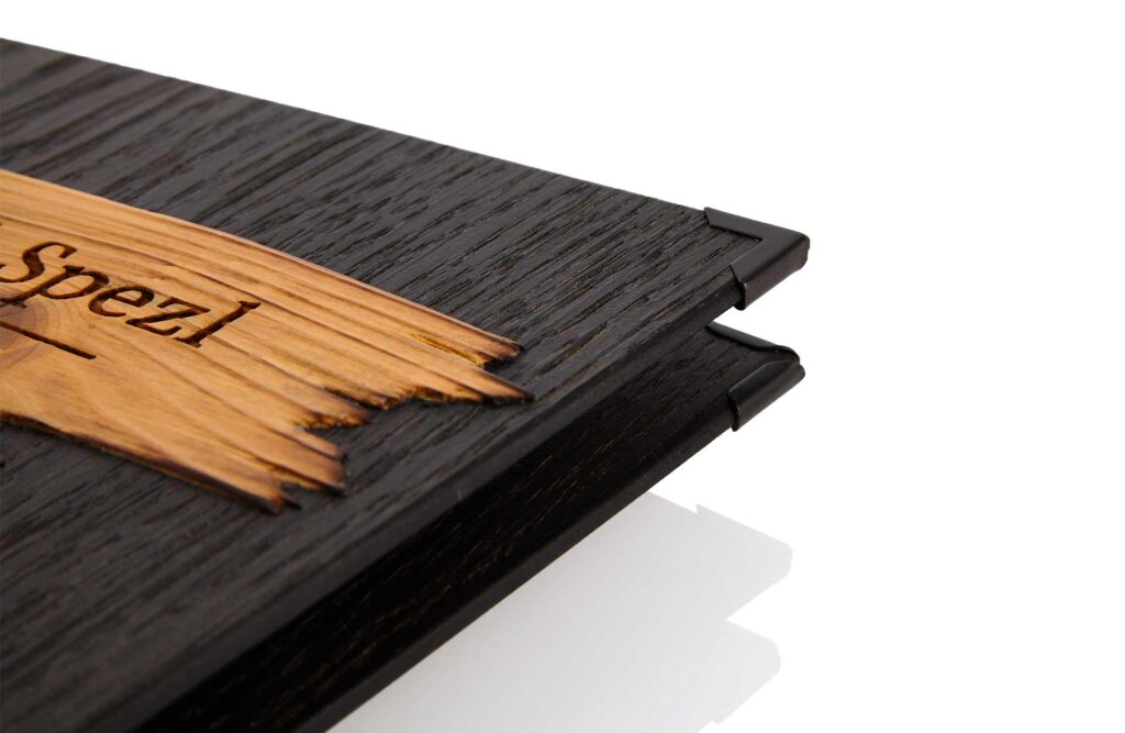 Speisekarte aus Holz in Schwarz mit Klemmrücken aus Medici in Schwarz und Altholzstreifen auf der Vorderseite