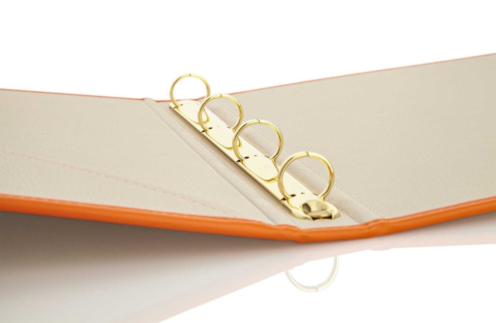 Zimmermappe aus Designleder in Elfenbein mit Gelenksband in Orange und Ringmechanik in Gold innen