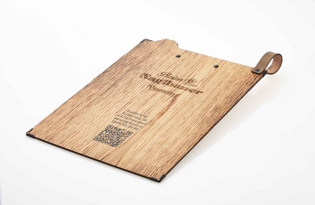 Gastrotopcard Menuboard aus Holz mit Klemme und Lederlasche