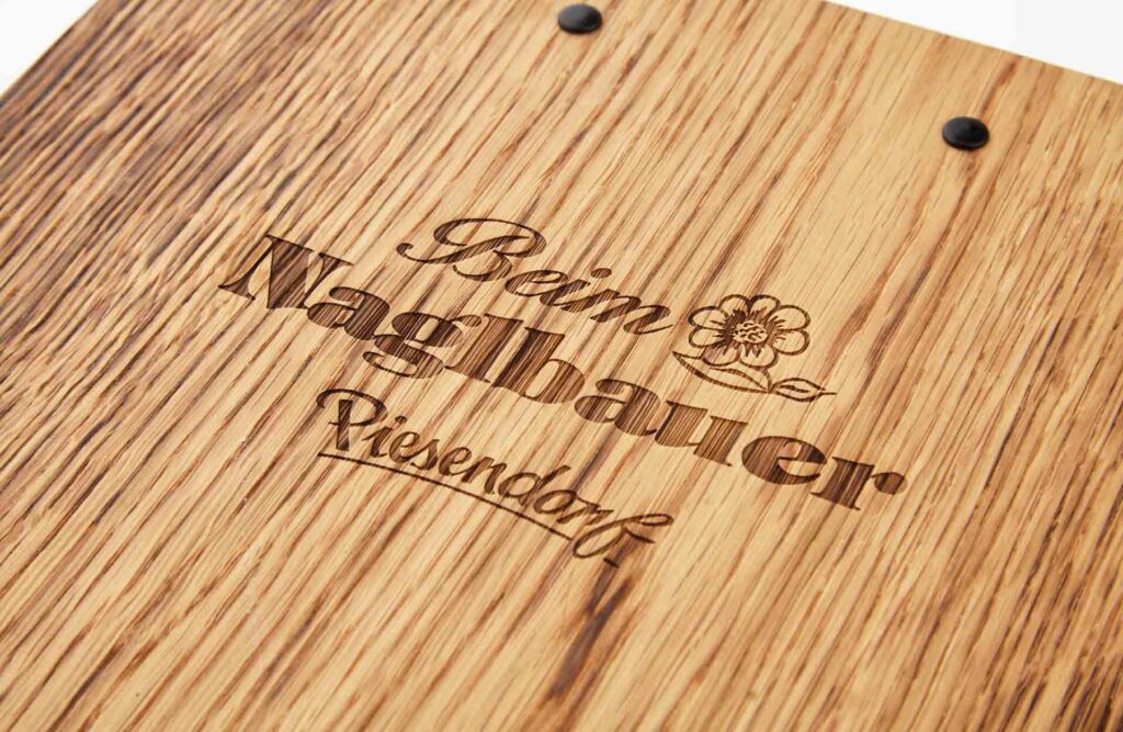 Gastrotopcard Menuboard aus Holz mit Klemme und Lederlasche